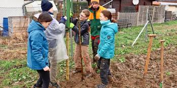 Oschatzer Schueler helfen bei Aufforstung in Wermsdorf big teaser article 05032020